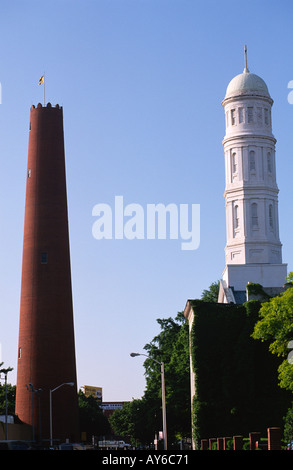 Die Phoenix Shot Tower in Baltimore Maryland steht neben St Vincent de Paul Kirche Stockfoto