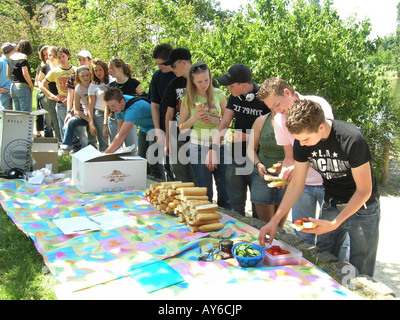 Gruppe von Schülern Picknick im Bois de Boulogne-Paris Frankreich Stockfoto