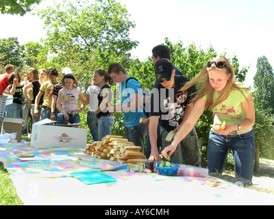 Gruppe von Schülern Picknick im Bois de Boulogne-Paris Frankreich Stockfoto