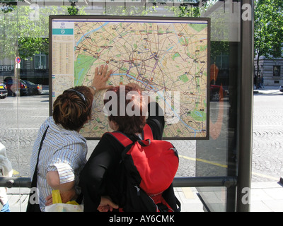 Zwei Touristen auf der Suche auf der Karte von Paris Frankreich Stockfoto