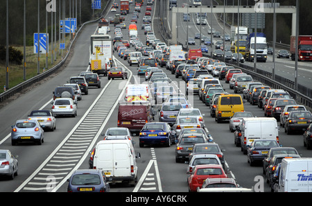 WARTESCHLANGEN DES VERKEHRS AUF DER M6 AUTOBAHN BEI AUSFAHRT 11, CANNOCK IN STAFFORDSHIRE, ENGLAND, VEREINIGTES KÖNIGREICH. Stockfoto