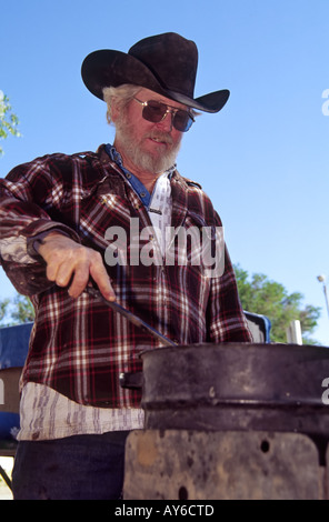 Herr 552 Cowboy Koch Ronnie Kenemore schürt ein Wrangler Frühstück, beim jährlichen 4-H Ranch Rodeo in Capitan, New Mexico statt. Stockfoto