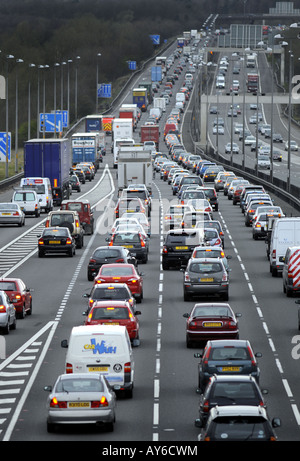 STAU AUF DER AUTOBAHN M6 AUTOBAHN BEI AUSFAHRT 11, CANNOCK, STAFFORDSHIRE, ENGLAND, UK. Stockfoto