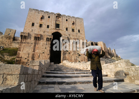 Ein syrischer Mann am Eingang der Zitadelle in der Altstadt von Aleppo, Syrien. Stockfoto