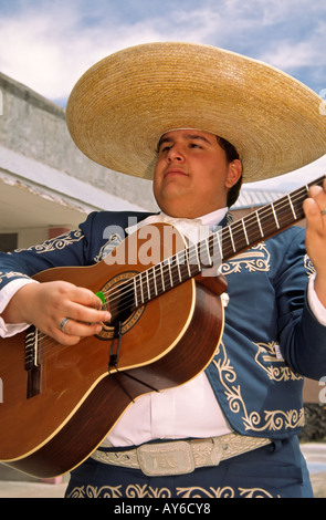 Ein Musiker aus der Gruppe Mariachi Rayos del Sol unterhält Besucher bei der Cinco De Mayo-Feier in Carrizozo, New Mexico. Stockfoto