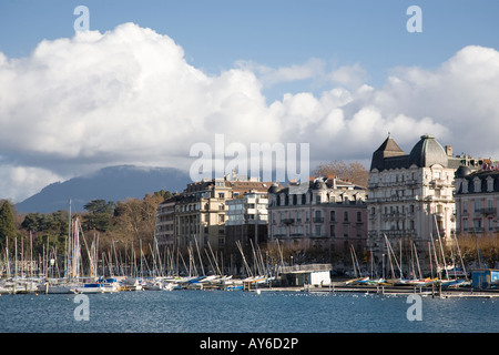 Gebäude und Yachten, Genfersee (Lac Leman) im Winter. Genf, Schweiz Stockfoto