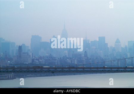 Skyline von New York City am verschmutztes Tag aus New Jersey Palisades George-Washington-Brücke im Vordergrund Stockfoto