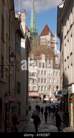 Auf der Suche Rue Saint Léger Richtung Place du Bourg de Vier und der Glockenturm der Kathedrale und grüne Spire jenseits, Genf, Schweiz Stockfoto