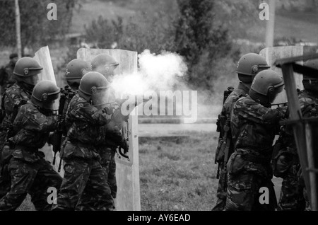 Britische Soldaten der Royal Gurkha Rifles eröffnen das Feuer mit Baton Geschütze feuern Gummigeschosse Stockfoto