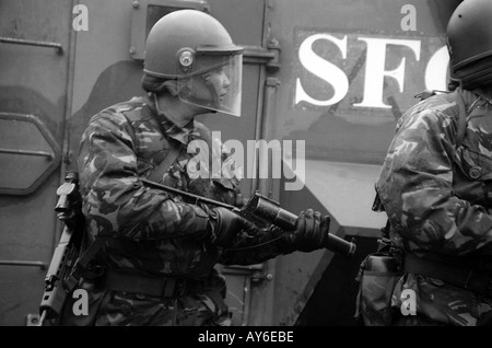 Britischer Soldat aus der Royal Gurkha Rifles wartet hinter Riot Shields mit dem Baton-Gewehr im Anschlag Stockfoto