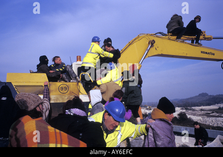 Ökologische Demonstranten erhalten Sie Zugang zu einem Bagger so daran hindert, es arbeiten über die geplante Verlängerung der M3 Reichskolonialamtes Down Stockfoto