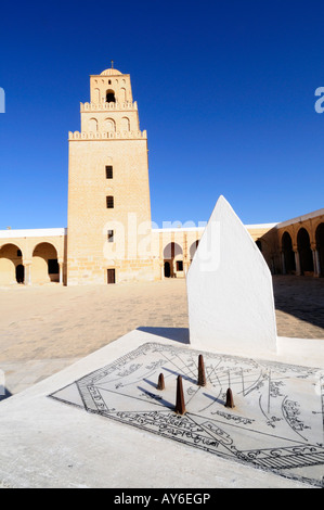 Sonnenuhr und Minarett der großen Moschee, Kairouan, Tunesien Stockfoto