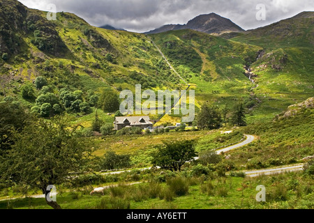 CWN Dyli elektrische Wasserkraftwerk mit Rohr Wasserversorgung zur Turbinenhalle von Llyn Llydaw. Snowdon befindet sich rechts, N Wales Stockfoto