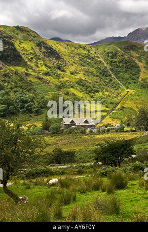 CWN Dyli elektrische Wasserkraftwerk mit Rohr Wasserversorgung zur Turbinenhalle von Llyn Llydaw, Snowdonia, Nordwales. Stockfoto