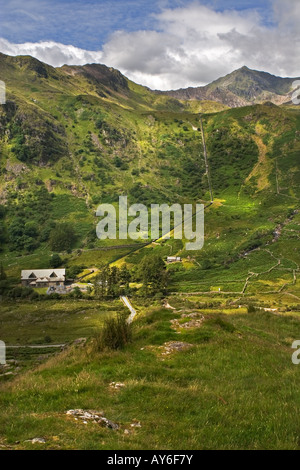 CWN Dyli elektrische Wasserkraftwerk mit Rohr Wasserversorgung zur Turbinenhalle von Llyn Llydaw. Snowdon befindet sich rechts, N Wales Stockfoto