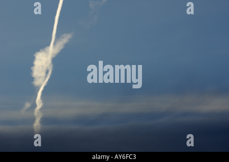 Frankreich Provence Flugzeug Rauch und Wolke am blauen Himmel Stockfoto