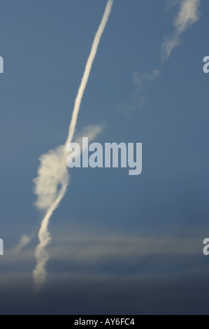 Frankreich Provence Flugzeug Rauch und Wolke am blauen Himmel Stockfoto
