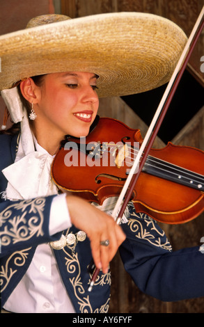 Musiker aus der Gruppe Mariachi Rayos del Sol unterhält Besucher bei der Cinco De Mayo-Feier in Carrizozo, New Mexico. Stockfoto
