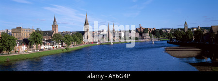 Panoramablick auf die Stadt von Inverness, die Hauptstadt der Highlands, von der Brücke zeigt River Ness und allgemeine Stadtbild, Schottland, UK Stockfoto