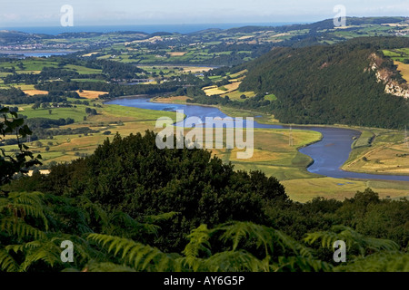 Flusses Conwy und Conwy Valley über Dolgarrog in Richtung Küste und Stadt Conwy zeigt Flussaue und Marschland, North Wales, UK Stockfoto