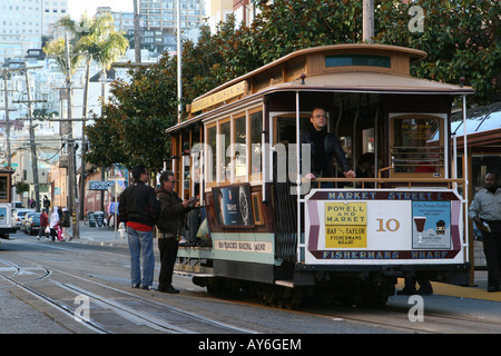 Menschen, die einsteigen Cable cars in San Francisco, CA Stockfoto