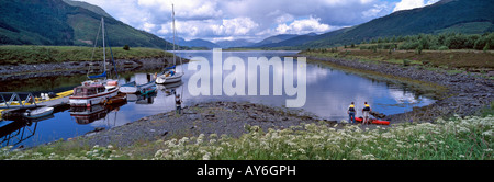 Festgemachten Segelbooten und Kanu fahren und Wassersport im Sommer am Loch Leven, Glencoe, Highlands, Schottland, Vereinigtes Königreich Stockfoto