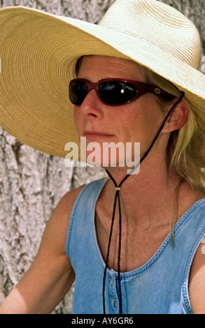 Herr 0493 die modischen Ivy Heymann Sport einen atemberaubende Stroh Sonnenhut in Carrizozo, New Mexico. Stockfoto