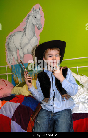 8 jähriger Junge zu Hause als Cowboy verkleidet. Stockfoto