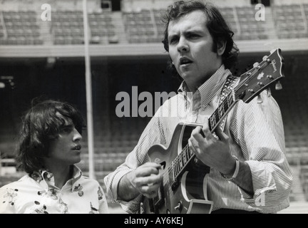 DIE Schurken aka Young Rascals uns pop Gruppe mit Eddie Brigati der Sänger auf der linken Seite und Gene Cornish über 1968 Stockfoto