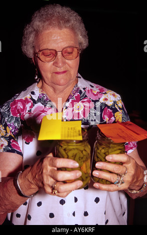 Beurteilung der Garten gewachsen, Haus-Dosen grüne Bohnen im Lincoln County Fair in Capitan, New Mexico. Stockfoto