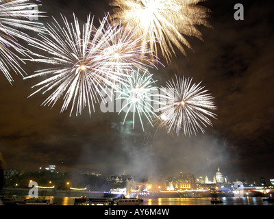 Nachtaufnahme mit Feuerwerk über die Skyline von London während des Thames Festival Stockfoto