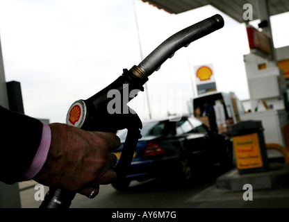 Ein Mann füllt sich sein Auto an einer Zapfsäule an einer Shell-Tankstelle in Essex Stockfoto