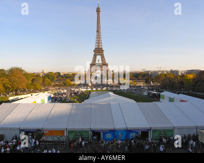 Ein Hospitality-Zelt mit dem Eiffelturm im Hintergrund während der Rugby-WM 2007 Stockfoto