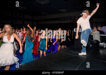 Teenie Mädchen bekommen eine Tanzstunde von einem Sänger bei einem Tanz mit the Papas Event an einem Gymnasium in Rancho Santa Margarita CA Stockfoto