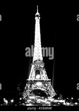 Schwarz / weiß entsättigt Bild des Eiffelturms in Paris in der Nacht während der Rugby-WM 2007 Stockfoto