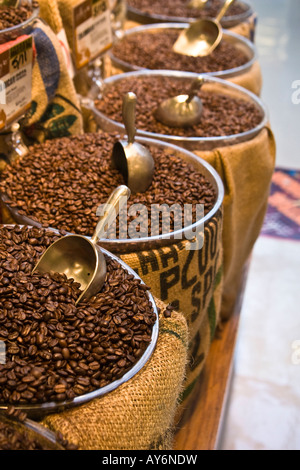 Bio Fachmesse gerösteten Kaffeebohnen für Whole Foods Verkauf store Stockfoto