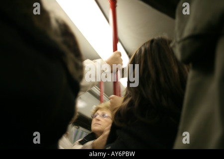 Menschenmenge auf Straßenbahn in die Stadt Stockfoto