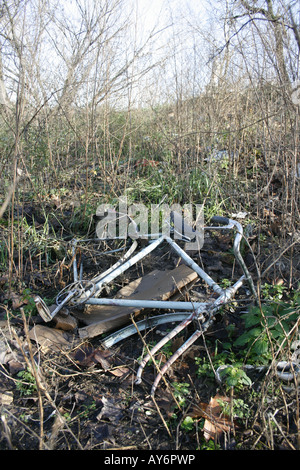 beschädigte Fahrradrahmen im Feld Stockfoto