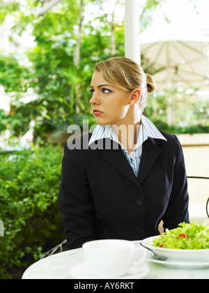 Unternehmerinnen in Straßencafé, mit Salat Stockfoto