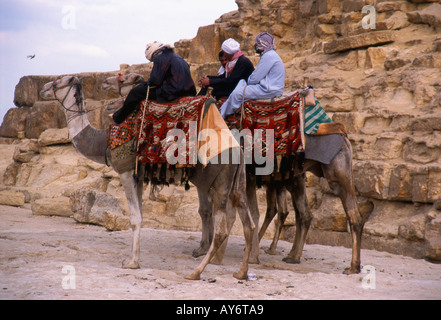 Männer in traditioneller Kleidung Reiten Kamele Pyramiden von Giza Kairo Arabische Republik von Ägypten ägyptische Nordafrika, Naher Osten Stockfoto