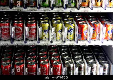 Softdrink Dosen in Automaten Stockfoto