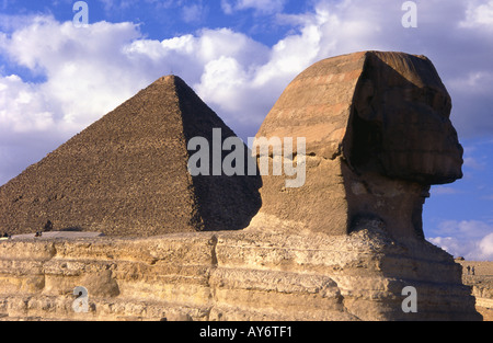 Große Sphinx & große Pyramide von Cheops Tal Tempel Gizeh Kairo Arabische Republik Ägypten ägyptische Nord-Afrika, Naher Osten Stockfoto