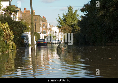 Springflut Überschwemmungen Road von Fluß Themse rubish Tasche Floting in der überfluteten Straße Chiswick Mall London Stockfoto