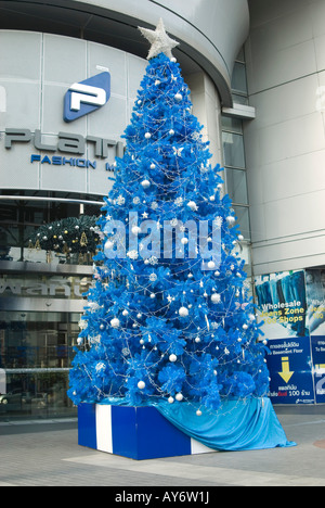 Blue Christmas Tree außerhalb der Platinum Fashion Mall Bangkok Thailand Stockfoto