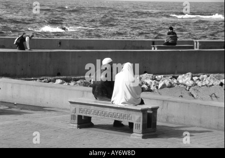 Paar sitzt am Strand von Mittelmeer Alexandria Arabische Republik von Ägypten ägyptische Nordafrika, Naher Osten Stockfoto