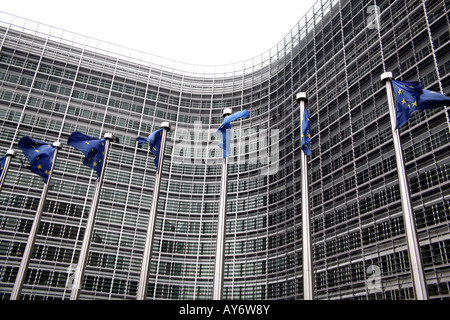 EU-Flaggen vor Berlaymont-Gebäude in Brüssel fliegen Stockfoto