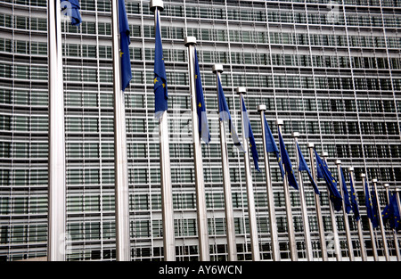 EU-Flaggen außerhalb Berlaymont-Gebäude in Brüssel Stockfoto