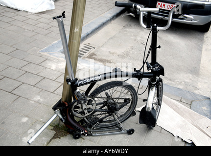 Klappbarer Fahrrad in Straße gesperrt Stockfoto