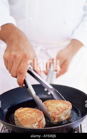 Koch Kochen zwei Fisch-steaks Stockfoto