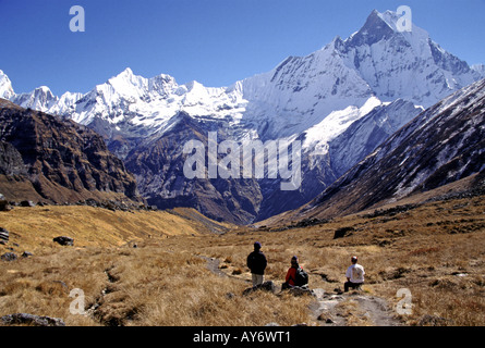 Genießen Sie den Blick der Anzeigen vom Annapurna Base Camp im Annapurna Sanctuary Nepal Trekker Stockfoto